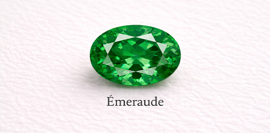 Pierre &eacute;meraude vue de face, pierre de naissance.